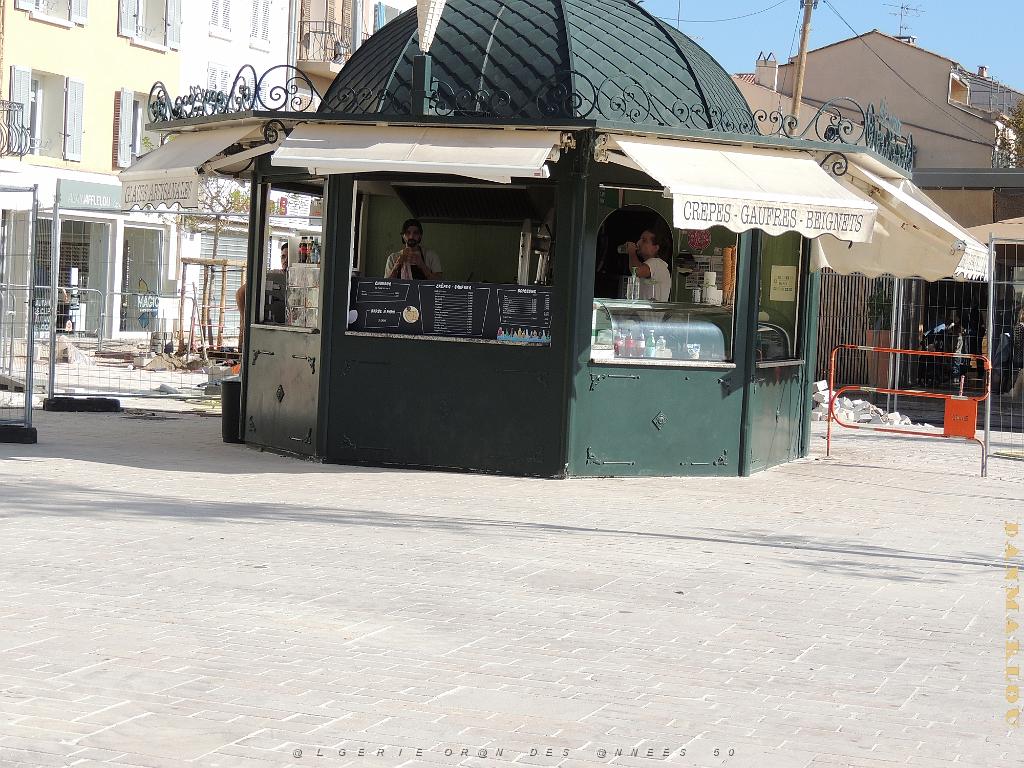 2024 11 02 EN FLANANT SUR SANARY (83).jpg